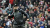 Pelatih Liverpool, Juergen Klopp, merayakan kemenangan atas Chelsea pada laga Premier League di Stadion Anfield, Minggu (14/4). Liverpool menang 2-0 atas Chelsea. (AP/Rui Vieira)