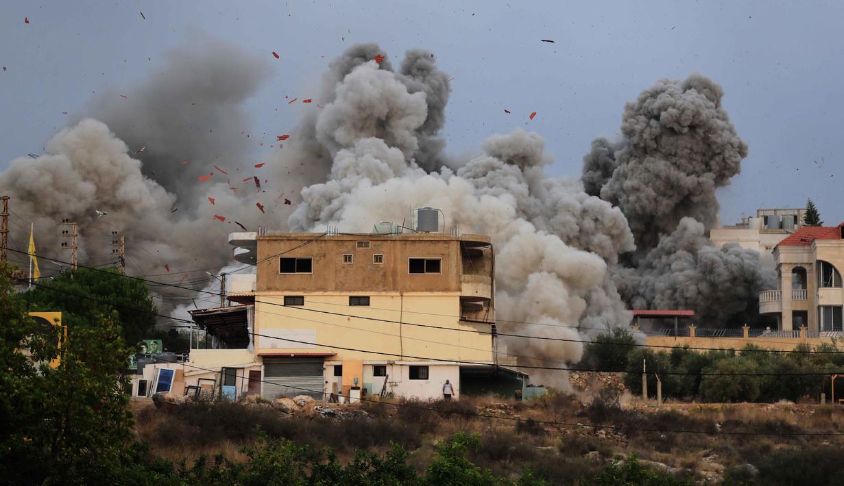 Asap membubung setelah serangan udara Israel di desa Teir Debba, Lebanon Selatan, Kamis 6 November 2025. (AP Photo/Mohammad Zaatari)