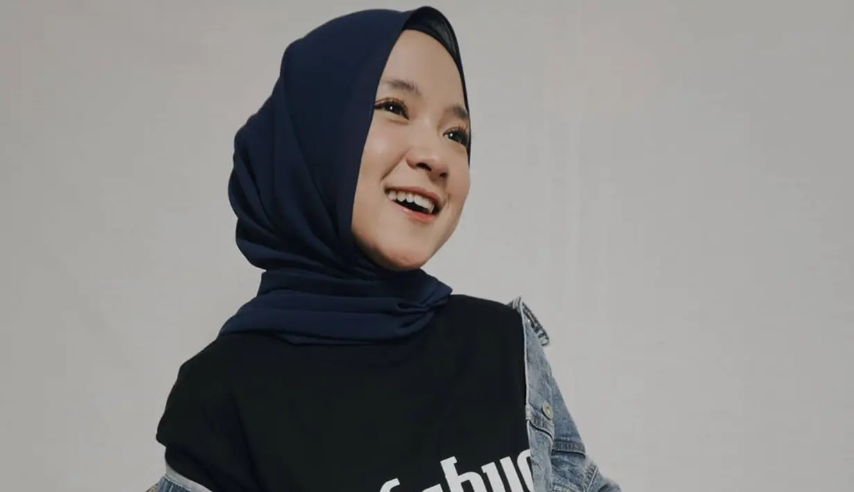 Kerap memadukan kaus dengan jaket jeans, gaya busana Nissa Sabyan ini tetap tuai pujian netizen. Tak sedikit pula netizen yang menyebut jika penampilannya terlihat begitu menawan. (Liputan6.com/IG/@nissa_sabyan)