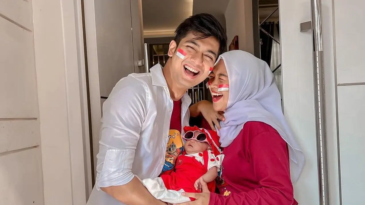 8 Potret Kompak Ria Ricis Kembaran Baju dengan Teuku Ryan dan Baby Moana, Family Goals Banget