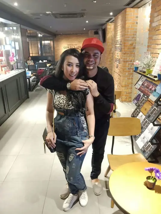 Istri Rio Reifan, Henny Mona merupakan seorang pengusaha yang sukses. Pemilik nama asli Henny Yuliayanah ini merupakan pemilik bisnis properti PT. Yulia Ramadhan dan pengusaha berlian. (Liputan6.com/IG/@rioreifan)