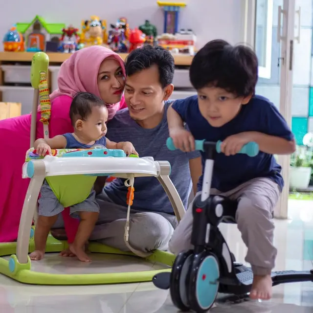 Istri Hamil Anak Ketiga, Ini 7 Momen Fedi Nuril dan Vanny Widyasasti Asuh Buah Hati