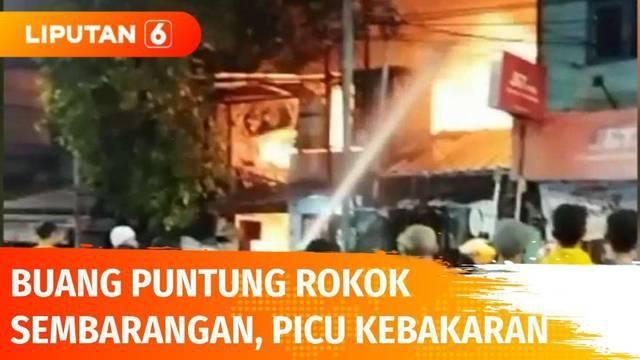 Kebakaran menghanguskan bangunan kos, rumah, dan kios di Kalibata Raya, Jakarta Selatan. Diduga kebakaran dipicu akibat adanya seseorang yang buang puntung rokok sembarangan.