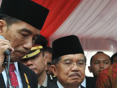 Presiden Jokowi didampingi Wapres Jusuf Kalla mengungkapkan belasungkawa atas musibah jatuhnya pesawat Hercules C-130, usai upacara HUT Polri di Mako Brimob Polri, Kelapa Dua, Depok, Rabu (1/7/2015). (Liputan6.com/Herman Zakharia)