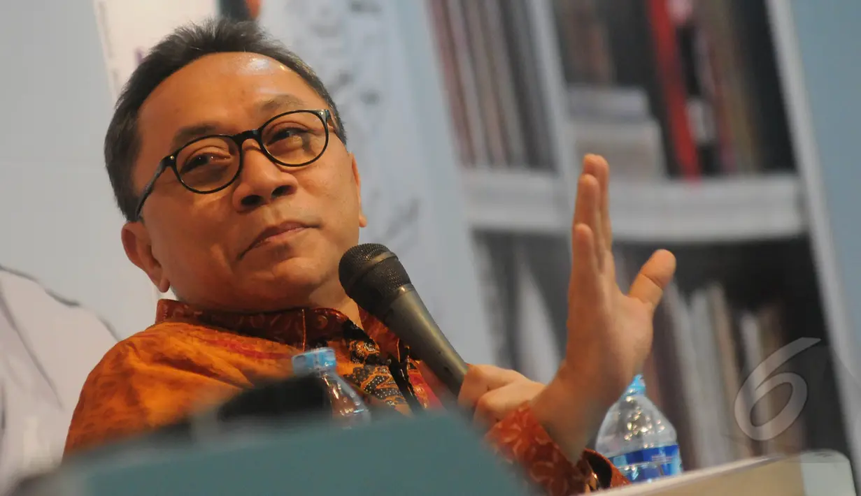 Ketua MPR RI Zulkifli Hasan menyampaikan pandangannya saat menjadi pembicara dalam bedah buku "Kebudayaan dalam Politik" di Taman Ismail Marzuki, Jakarta, Rabu (11/3/2015). (Liputan6.com/Herman Zakharia)