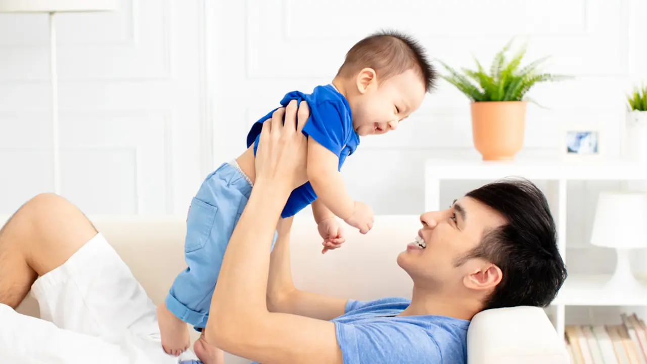 Bukan Hanya dengan Bunda, Ayah Juga Bisa Membangun Bonding dengan Si Kecil Lho!