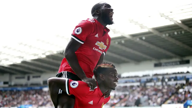 Pemain Manchester United (MU), Paul Pogba dan Romelu Lukaku, merayakan gol ke gawang Swansea City di Liberty Stadium, Swansea, (19/8/2017). MU menang 4-0. (AP Photo/Nick Potts)