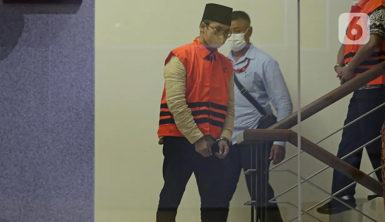 Bupati Bangkalan R Abdul Latif Amin Imron (kiri) sesaat sebelum rilis penetapan penahanan di Gedung Merah Putih KPK, Jakarta, Rabu (7/12/2022). Abdul Latif Amin Imron diduga meminta uang kepada setiap aparatur sipil negara (ASN) yang dinyatakan lulus seleksi Jabatan Pimpinan Tinggi (JPT), termasuk promosi jabatan eselon 3 dan 4. (Liputan6.com/Helmi Fithriansyah)