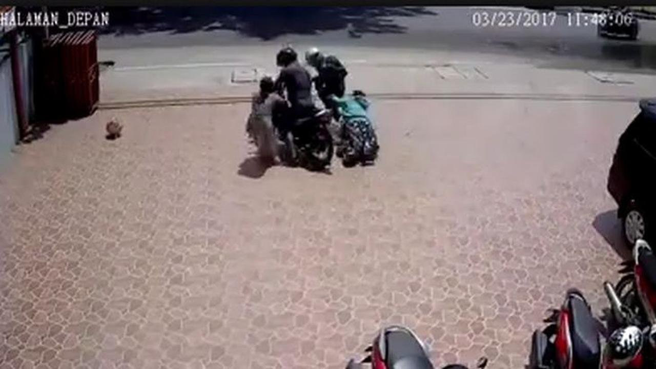 Aksi Emak-emak Lumpuhkan Jambret Bermotor