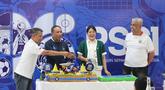 Wakil Ketua Umum I PSSI, Zainuddin Amali (tengah kiri), Wakil Ketua Umum II PSSI, Ratu Tisha (tengah kanan), Sekjen PSSI, Yunus Nusi (kiri), dan Exco PSSI, Ahmad Riyadh (kanan) melakukan potong tumpeng dalam perayaan ulang tahun PSSI yang ke-69 di Stadion Gelora Delta, Sidoarjo, Jawa Timur, Minggu (19/04/2026). (Bola.com/M Iqbal Ichsan)