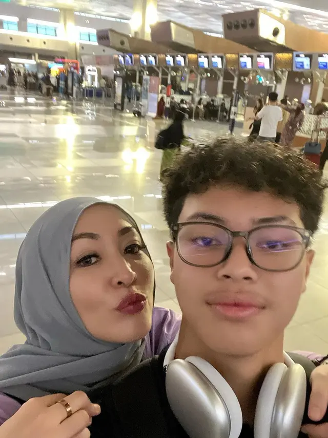 Potret Angelina Sondakh antar Keanu ke bandara untuk ikut tanding ke Singapura (Sumber: Instagram/@angelinasondakh09)