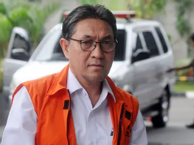 Mantan Anggota DPR F-PAN Sukiman tiba untuk pemeriksaan di gedung KPK, Jakarta, Kamis (14/11/2019). Sukiman diperiksa sebagai tersangka terkait penerimaan suap untuk meloloskan alokasi dana perimbangan di APBN-P 2017 dan APBN 2018 untuk Kab. Pegunungan Arfak, Papua Barat. (merdeka.com/Dwi Narwoko)