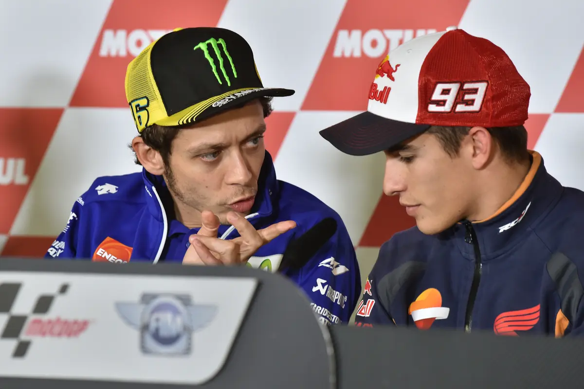 Valentino Rossi dan Marc Marquez (kanan).