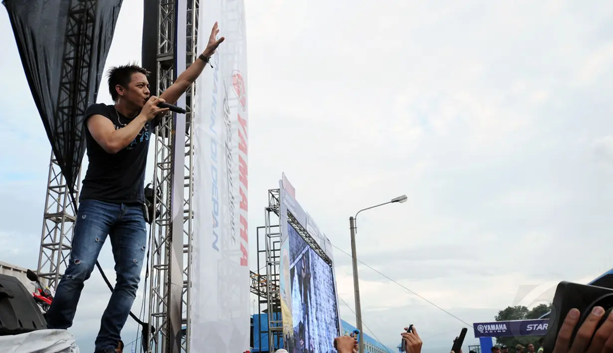 Lebih kurang satu jam Ariel dan kawan-kawan tampil membawakan sejumlah lagu andalannya. Tampak, vokalis band Noah, Ariel menyapa penggemarnya yang memadati areal Sirkuit Sentul, Bogor, (7/12/2014). (Liputan6.com/Helmi Fithriansyah)