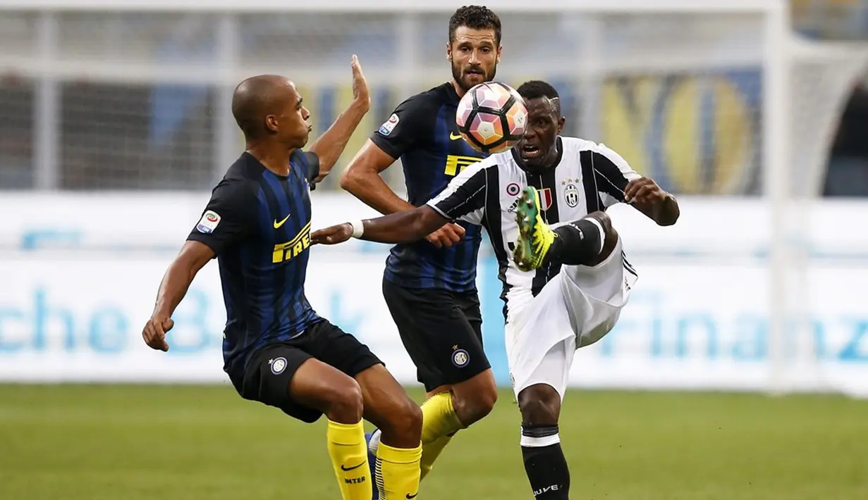 Pemain Inter Milan, Antonio Candreva dan Joao Mario (kiri), berusaha mengganggu pergerakan pemain Juventus, Kwadwo Asamoah, dalam laga pekan keempat Serie A di Stadion Giuseppe Meazza, Minggu (18/9/2016) malam WIB. (AFP/Marco Bertorello)