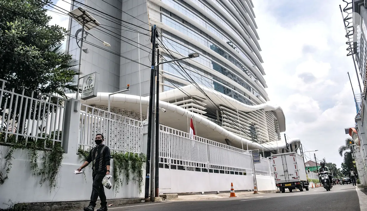 Warga melintas di depan Gedung Mina Bahari Gedung KKP, Jakarta, Rabu (25/11/2020). Menteri Edhy Prabowo beserta istri dan pegawai KKP ditangkap oleh penyidik KPK saat kembali dari Honolulu, Hawai, AS terkait kasus dugaan korupsi perizinan ekspor benih lobster. (merdeka.com/Iqbal S. Nugroho)