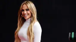 Jennifer Lopez tersenyum saat menghadiri NBCUniversal's Summer Press Day 2018 di The Universal Studios Backlot di Universal City, California (2/5). Jennifer Lopez tampil seksi dengan gaun putih ketat. (AP Photo/Chris Pizzello)