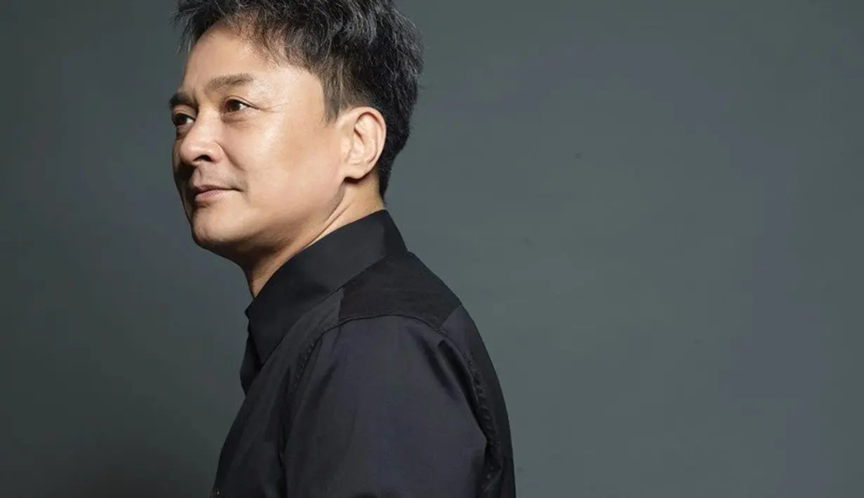 "Aku malu dan menyesal. Selama tujuh tahun terakhir, aku tak punya pilihan lain kecuali jadi seorang dosen yang tegas untuk juniorku yang memulai kariernya sebagai aktor," lanjutnya. (Foto: Allkpop.com)