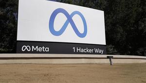 Facebook meluncurkan tanda Meta baru mereka di kantor pusat perusahaan di Menlo Park, California, Kamis, 28 Oktober 2021. Facebook Inc. yang diperangi mengubah namanya menjadi Meta Platforms Inc., atau Meta, untuk mencerminkan apa yang CEO Mark Zuckerberg mengatakan komitmennya untuk mengembangkan t