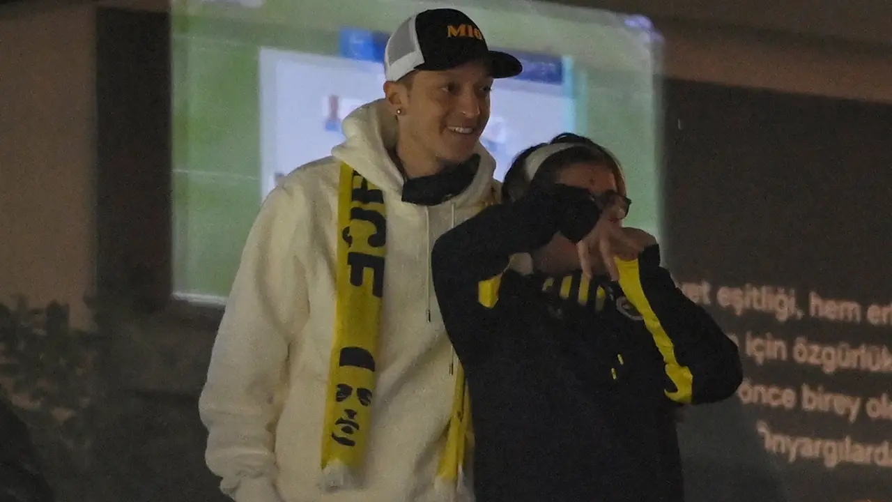 FOTO: Fenerbahce Menang, Mesut Ozil Nonton dari Bangku Penonton