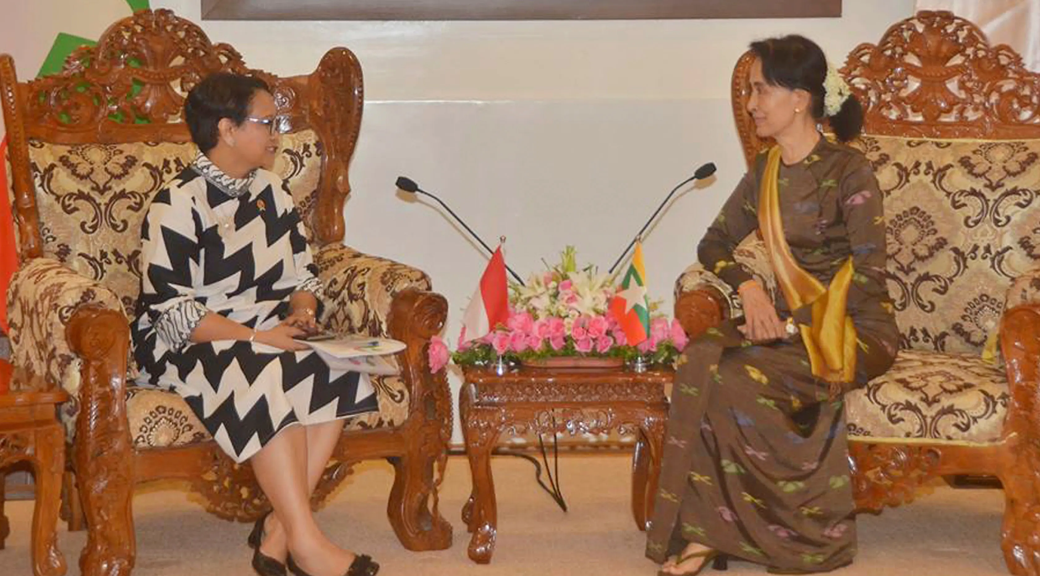 Menteri Luar Negeri RI, Retno Marsudi menemui Menlu Myanmar, Aung San Suu Kyi di ibu kota Naypyidaw, Senin (4/9). Kedatangan Menlu Retno itu membawa misi dari Presiden Jokowi guna membicarakan krisis kemanusiaan Rohingya. (Myanmar Foreign Ministry via AP)