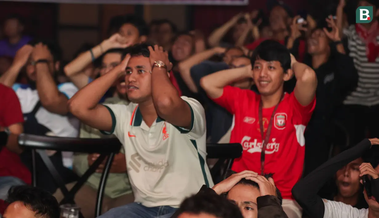 Ekspresi kecewa Anggota komunitas penggemar Liverpool, Bigreds saat tim kesayangannya kebobolan dalam acara nonton bareng Roaring Night Liga Inggris 2023/2024 antara Manchester United melawan Liverpool di Omma Restaurant, Bekasi, Minggu (7/4/2024) malam WIB yang digelar komunitas penggemar Liverpool, Bigreds regional Bekasi. (Bola.com/Abdul Aziz)