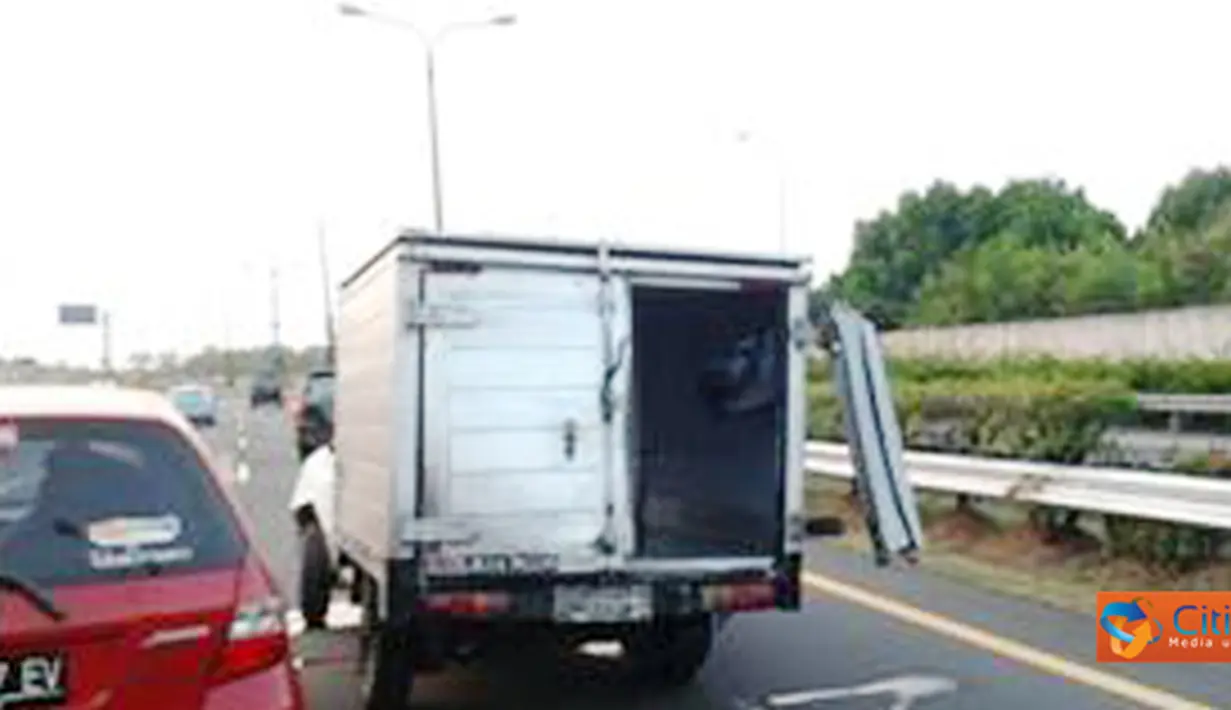 Citizen6, Jakarta: Kecelakaan tersebut diakibatkan oleh ban bagian belakang mobil box pecah. Sehingga membuat mobil menghantam separator pembatas jalan tol. Kecelakaan tersebut melukai sopir serta kernet mobil box. (Pengirim: Feristiyawan)