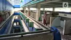 Petugas keamanan melakukan pengecekan area Blok G Pasar Tanah Abang yang sepi dari aktivitas pedagang, Jakarta, Selasa (13/7/2023). Penjabat (Pj) Gubernur DKI Jakarta Heru Budi Hartono mengatakan, pihaknya akan merevitalisasi Blok G Pasar Tanah Abang yang kondisinya kini memprihatinkan akibat ditinggalkan oleh pedagang. (Liputan6.com/Angga Yuniar)