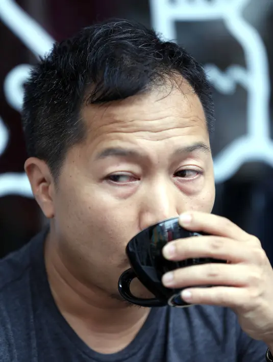 "Saya nggak nyari, kalo datang, kalo misalkan ada ya disesuaikan dengan keadaan saya, ya intinya ya hidup saya dan anak saya," tambah penyanyi 43 tahun itu. (Nurwahyunan/Bintang.com)