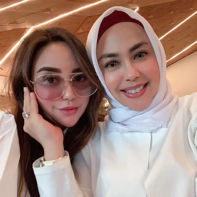 7 Potret Kompak Salmafina Sunan dan Sang Ibunda, Bak Kakak Beradik