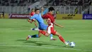 Pemain Timnas Indonesia U-23, Hokky Caraka (kanan) berusaha melepaskan tembakan ke gawang India dalam laga uji coba di Stadion Madya, Senayan, Jakarta, Jumat (10/10/2025). (Bola.com/Muhammad Iqbal Ichsan)