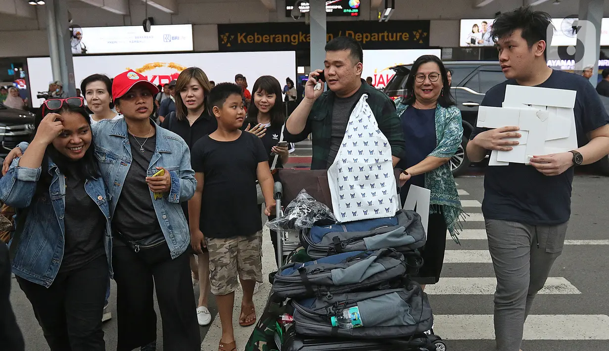Sejumlah keluarga dan kerabat menjemput WNI yang selesai menjalani masa observasi virus corona dari Natuna, di Bandara Halim Perdanakusuma, Jakarta, Sabtu (15/2/2020). Pemerintah secara resmi memulangkan 238 WNI ke daerah masing-masing karena telah dinyatakan sehat. (Liputan6.com/Herman Zakharia)