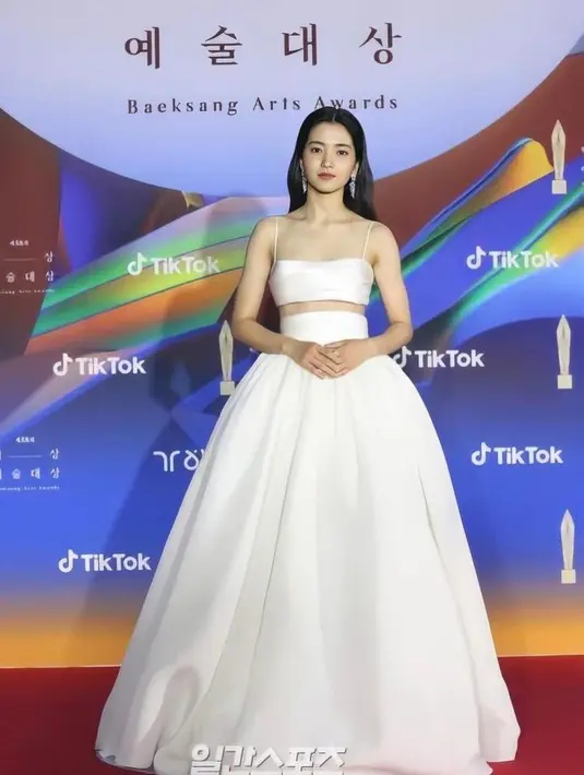 <p>Raih penghargaan Popularity Awards dan Best Actress Baeksang Arts Awards 2022, Kim Tae Ri tampil begitu menawan dalam balutan Brandon Maxwell Dress Spring 2020 Collection. (Instagram/kimtaerionly).</p>