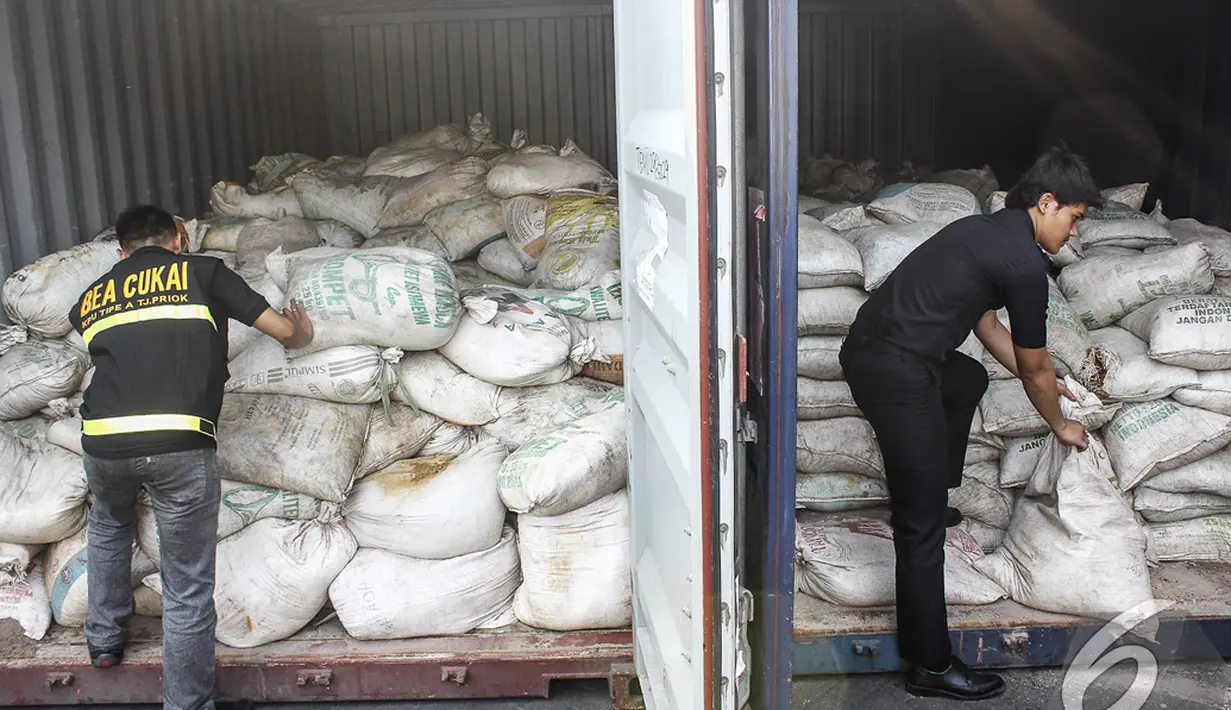 Dari hasil pencegahan tersebut, barang mineral yang disita diantaranya terdiri dari 18 kontainer bijih krom, 14 kontainer bijih nikel, 2 kontainer bijih tembaga dan 3 kontainer zeolit, Tanjung Priok, Jakarta, Rabu (5/11/2014) (Liputan6.com/Faizal Fanani)