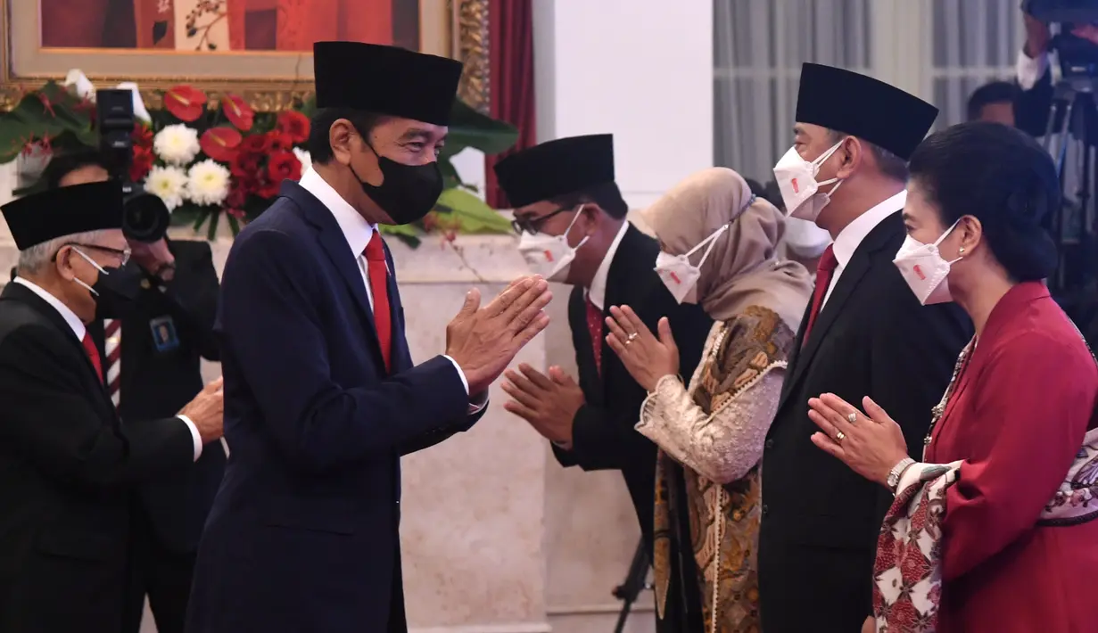 Presiden Joko Widodo memberi ucapan selamat usai melantik 17 Duta Besar Luar Biasa Berkuasa Penuh (LBBP) di Istana Negara Jakarta, Senin (25/10/2021). Salah satunya adalah Fadjroel Rachan yang menjadi Dubes LBBP RI untuk Republik Kazakhstan merangkap Republik Tajikistan. (Foto: Setpres/Muchlis Jr)