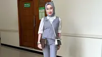 5 Gaya Stylish Reza Gladys Pakai Setelan Rompi, Cocok Buat Ngantor