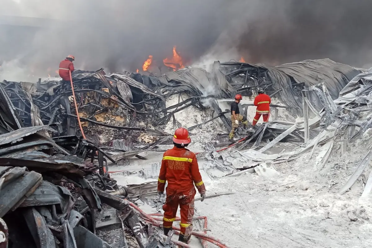 Kebakaran pabrik pakan ternak milik PT Jati Perkasa Nusantara di Kecamatan Medan Satria, Kota Bekasi, Bekasi, Jumat sore (1/11/2024). (Foto: Dinas Pemadam Kebakaran Kota Bekasi)