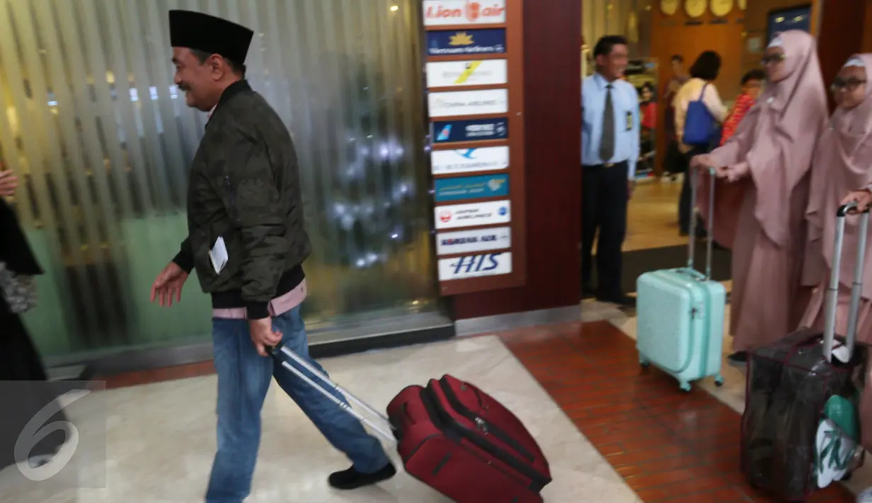 Cawagub DKI Jakarta, Djarot Saiful Hidayat meninggalkan sky lounge Terminal 2E Bandara Soetta, Tangerang Minggu (25/12). Keberangkatannya ke Tanah Suci bukanlah untuk yang pertama kalinya. (Liputan6.com/Fery Pradolo)