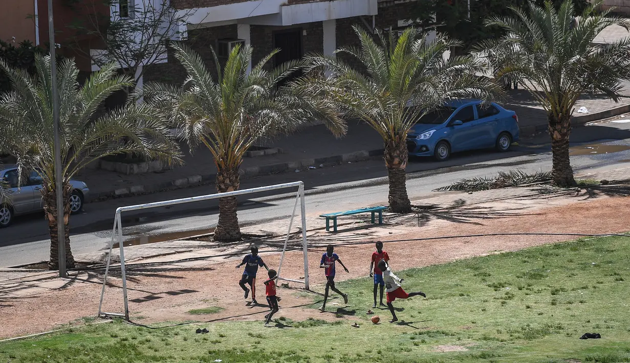 Anak-anak Sudan bermain sepak bola di Khartoum (23/4). Sudan merupakan negara yang terletak di timur laut benua Afrika. Sebelum referendum yang memisahkan Sudan menjadi dua bagian, Sudan merupakan negara terluas di Afrika dan di daerah Arab, serta terluas kesepuluh di dunia. (AFP Photo/Ozan Kose)