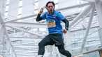 Salah satu ajang marathon bergengsi di dunia itu diikuti oleh berbagai lapisan masyarakat, baik lokal maupun mancanegara. Mulai dari warga umum, atlet, hingga selebriti. Ibnu Jamil yang dikenal sebagai presenter olahraga pun tidak ketinggalan untuk mengikuti Tokyo Marathon itu. Ia makin bersemangan dengan dukungan dari istri, Ririn Ekawati. (Liputan6.com/IG/@ibnujamilo)