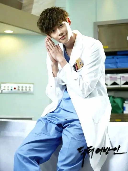 Saat bermain dalam Doctor Stranger, Lee Jong Suk memerankan seorang dokter. Mungkin seorang pasien akan cepat sembuh jika dirawat oleh dokter setampan dirinya. (Foto: koreaboo.com)