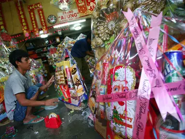 Pedagang memasang dan menyusun parcel Natal di kawasan Glodok, Jakarta. Foto diambil pada Sabtu (20/12/2014). (Liputan6.com/Johan Tallo)