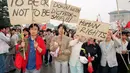 18 Mei 1989, sejumlah warga membawa tulisan berbahasa Inggris saat berunjuk rasa mendukung aksi mogok makan para mahasiswa di Lapangan Tiananmen, Tiongkok. (AFP PHOTO/CATHERINE Henriette)
