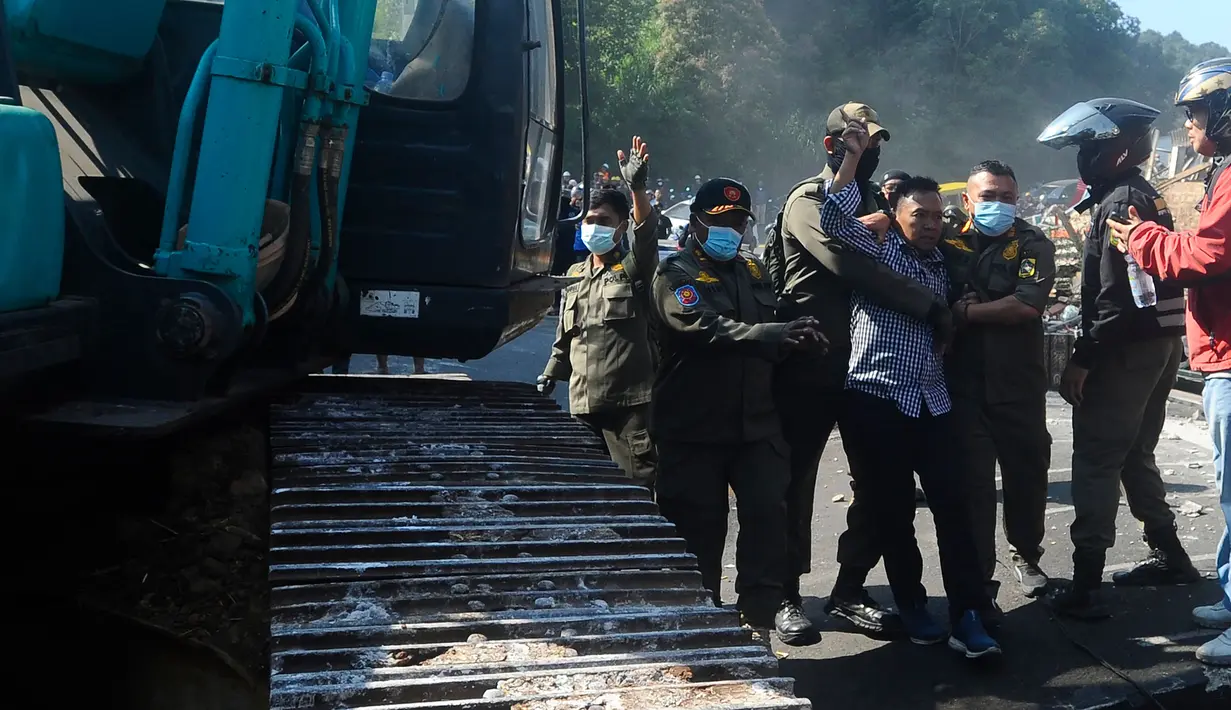 Pj Bupati Bogor, Asmawa Tosepu mengungkap dari 196 PKL yang ditertibkan ada 96 yang sudah membongkar lapaknya secara mandiri. (merdeka.com/Arie Basuki)