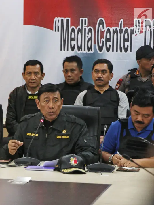 Menko Polhukam Wiranto (kiri) didampingi Panglima TNI Jenderal Hadi Tjahjanto memberikan keterangan pers pasca kerusuhan napi teroris di Rutan Cabang Salemba, di Mako Brimob Kelapa Dua, Depok Kamis (10/5). (Liputan6.com/Herman Zakharia)