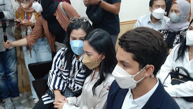 Selebgram Rachel Vennya, sang kekasih Salim Nauderer dan managernya Maulida Khaerunissa, jelang sidang perdananya di Pengadilan Negeri Tangerang