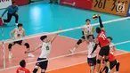 Pebola voli putra Indonesia, Febriant Tamamilan melepaskan smash pada pertandingan babak perempat final bola voli putra Asian Games 2018, melawan Korea Selatan, di Volley Indoor Jakarta, Selasa (28/8). (Liputan6.com/Fery Pradolo)