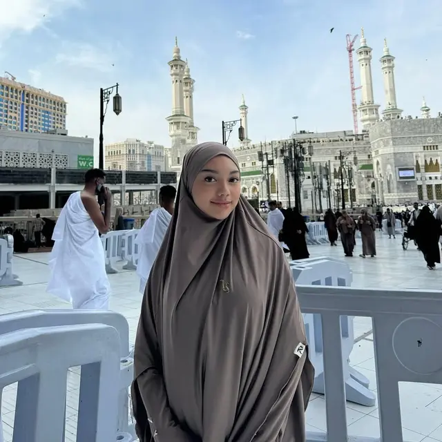 Potret Naura Ayu Menutup Tahun 2024 dengan Ibadah Umrah, Perpaduan Gaya Syar'i dan Modern