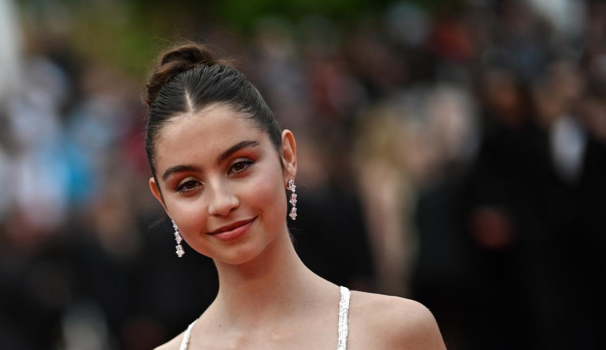 Carys menata rambut cokelatnya dengan sanggul sederhana dengan bagian tengah. (AFP/LOIC VENANCE)