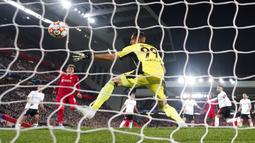 Pemain Liverpool Roberto Firmino (kedua kiri) mencetak gol ke gawang Benfica pada pertandingan sepak bola leg kedua perempat final Liga Champions di Stadion Anfield, Liverpool, Inggris, 13 April 2022. Pertandingan berakhir dengan skor 3-3. (AP Photo/Jon Super)